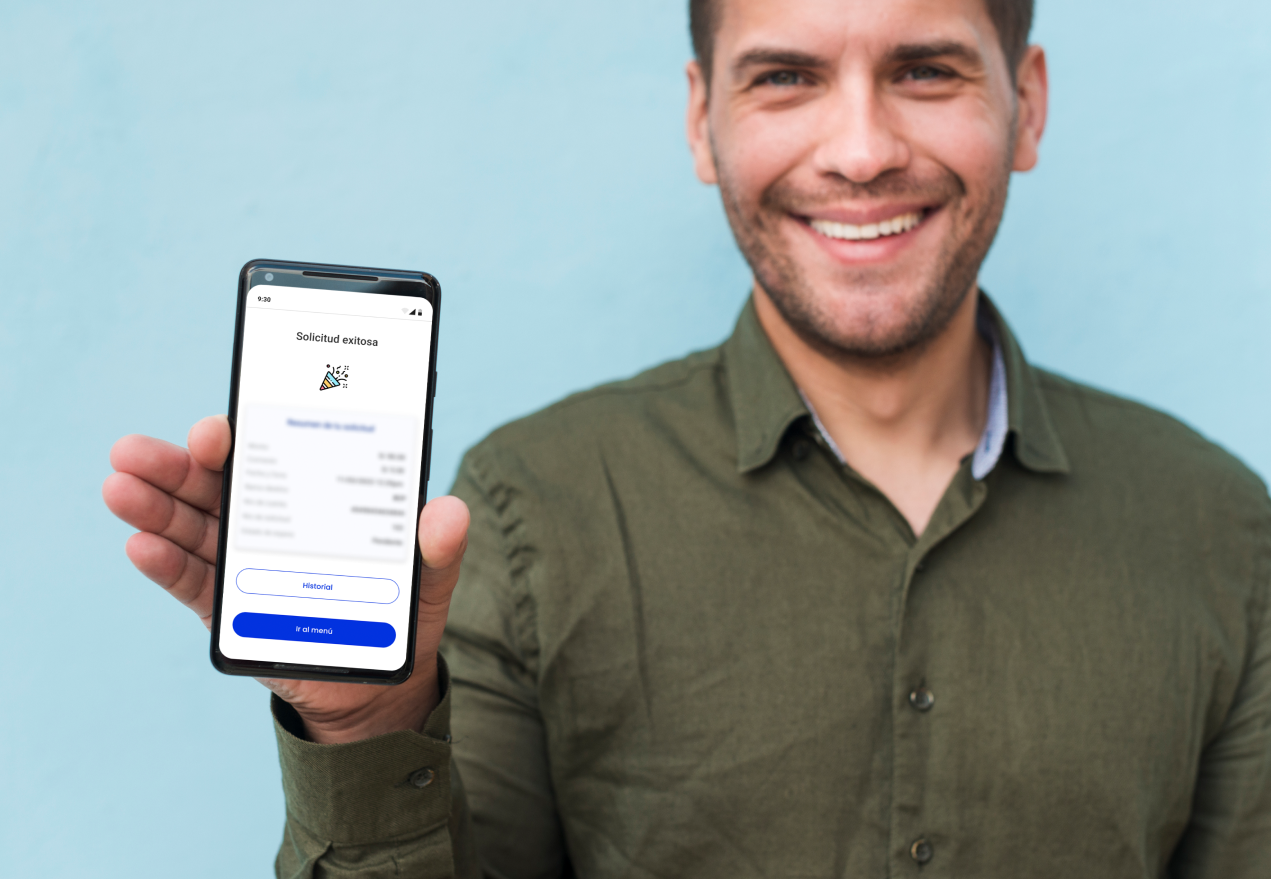 hombre sonriendo mostrando app de adelanto de sueldo 